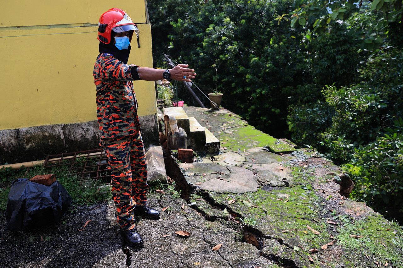 Bomba pantau kawasan tanah runtuh selama dua minggu lagi