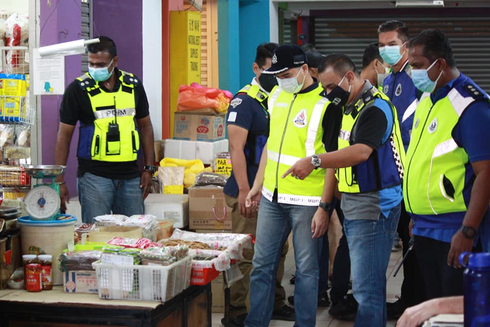 Polis jalan operasi patuh PKPB di Petaling Jaya