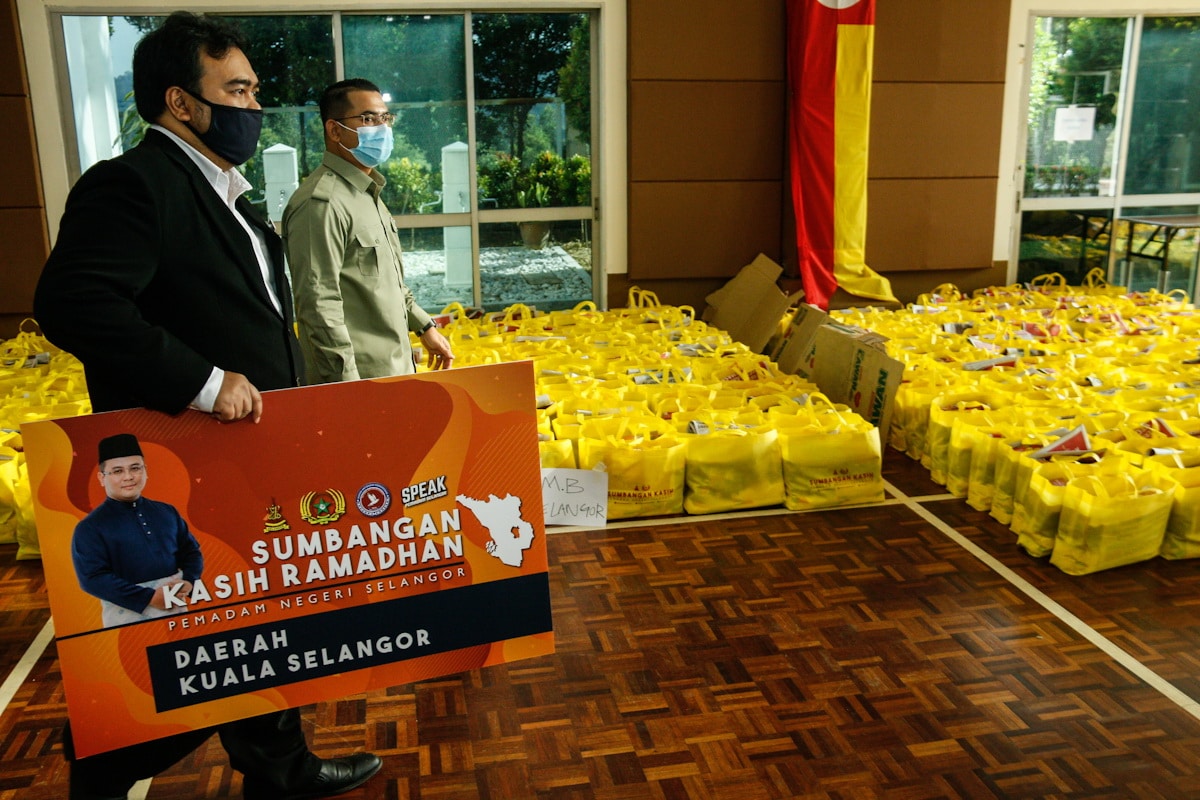 Pemadam Selangor serah bantuan kepada bekas penagih