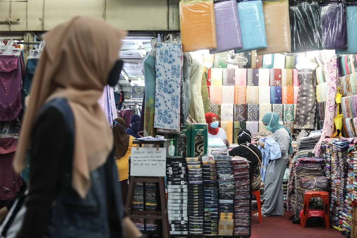 Kedai pakaian, alatan sukan dibenar operasi mulai esok