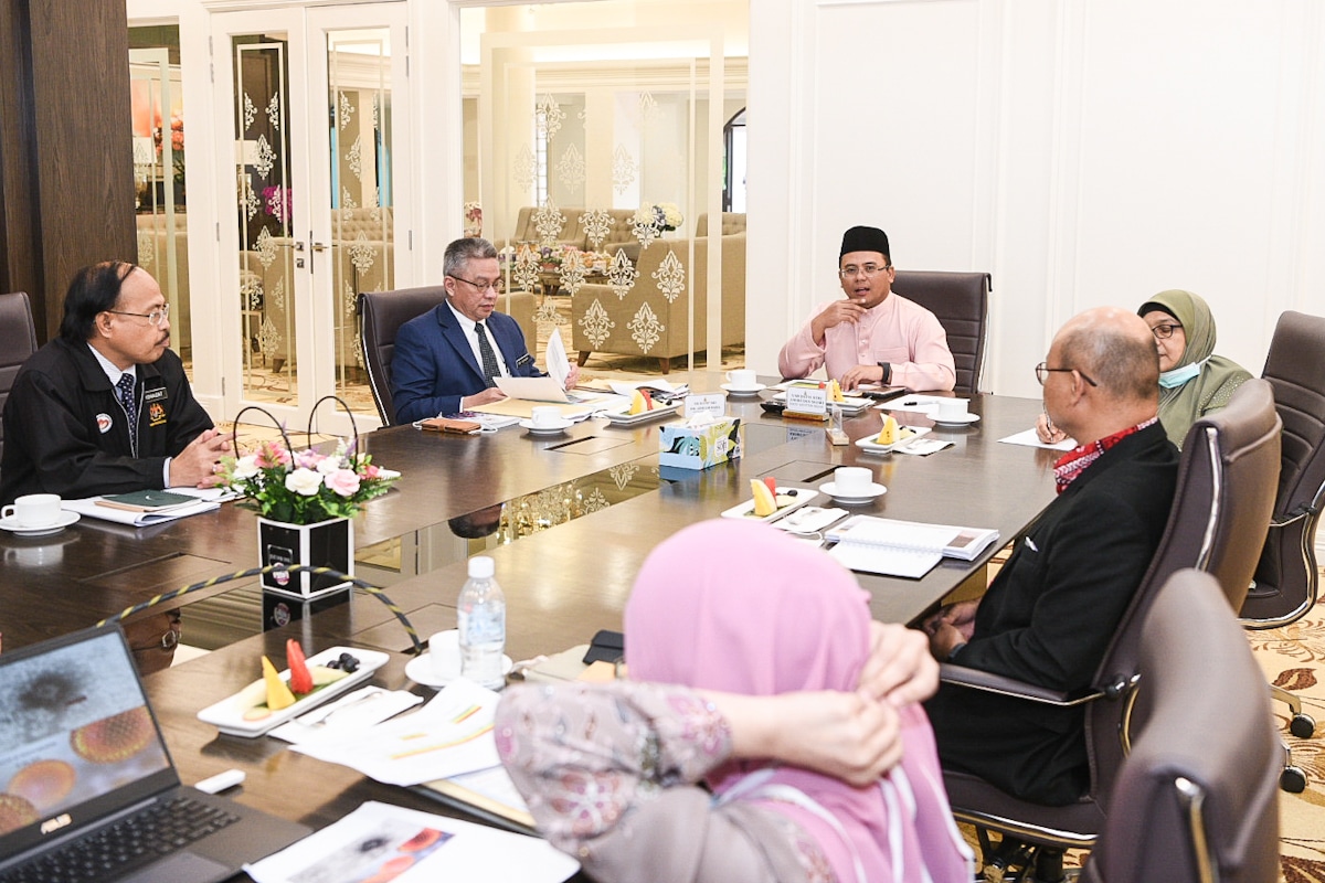 Menteri kesihatan jumpa MB bincang isu Covid-19