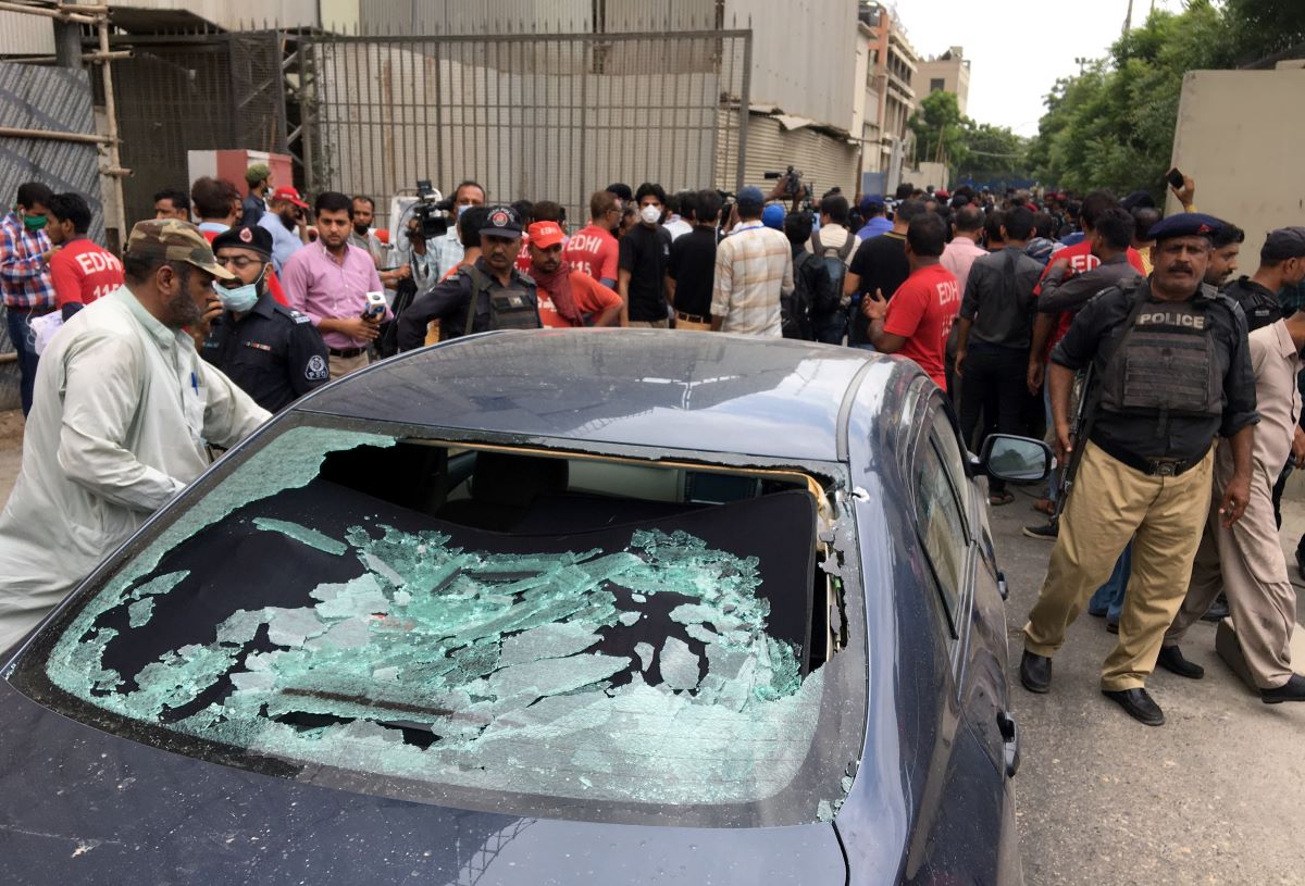 Gunmen attack Pakistani stock exchange, six killed - police