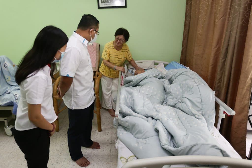 名作曲家黄耀仁患病  雪大臣探访捐款送暖