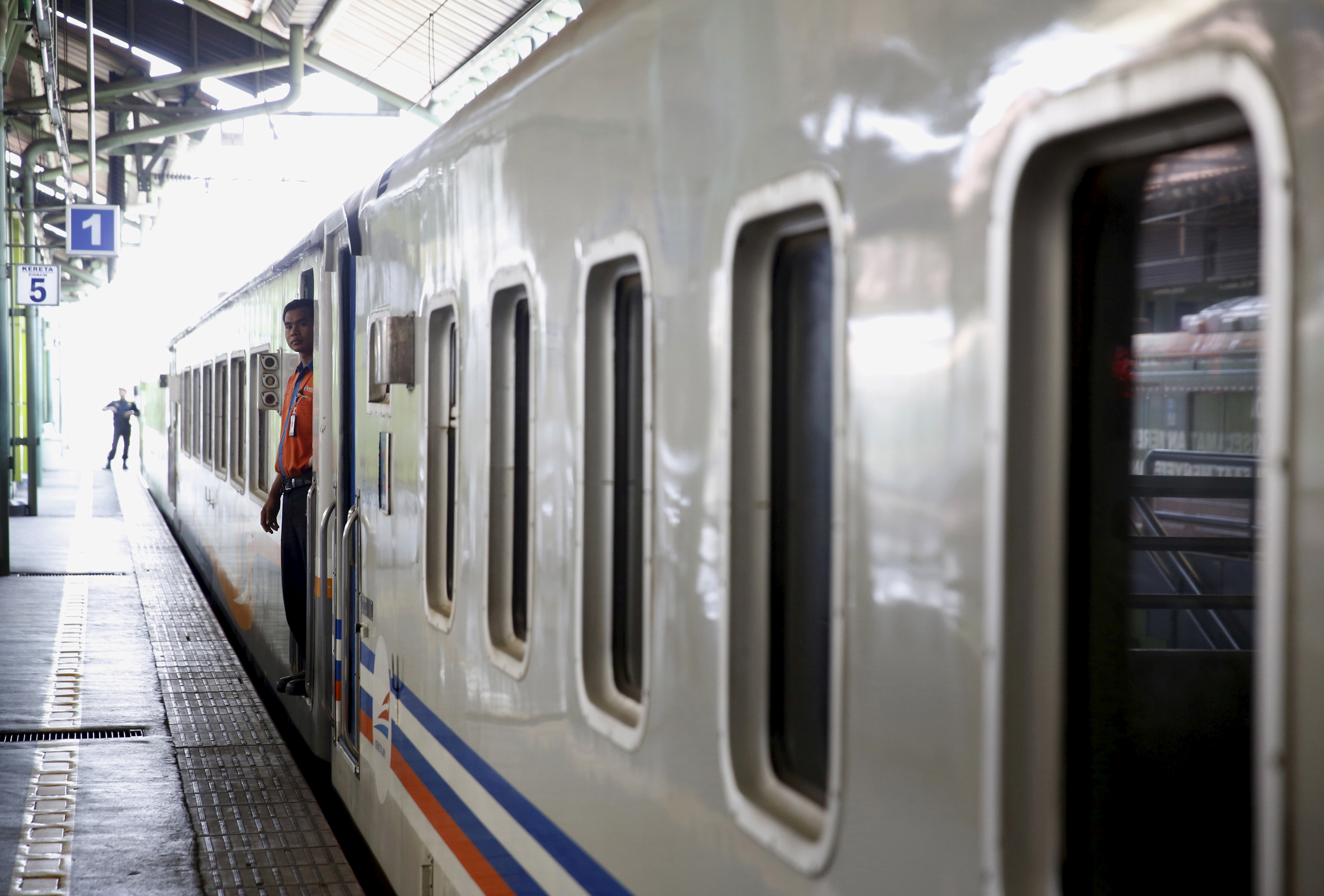 Jakarta MRT users prohibited from chatting, including via cellphones