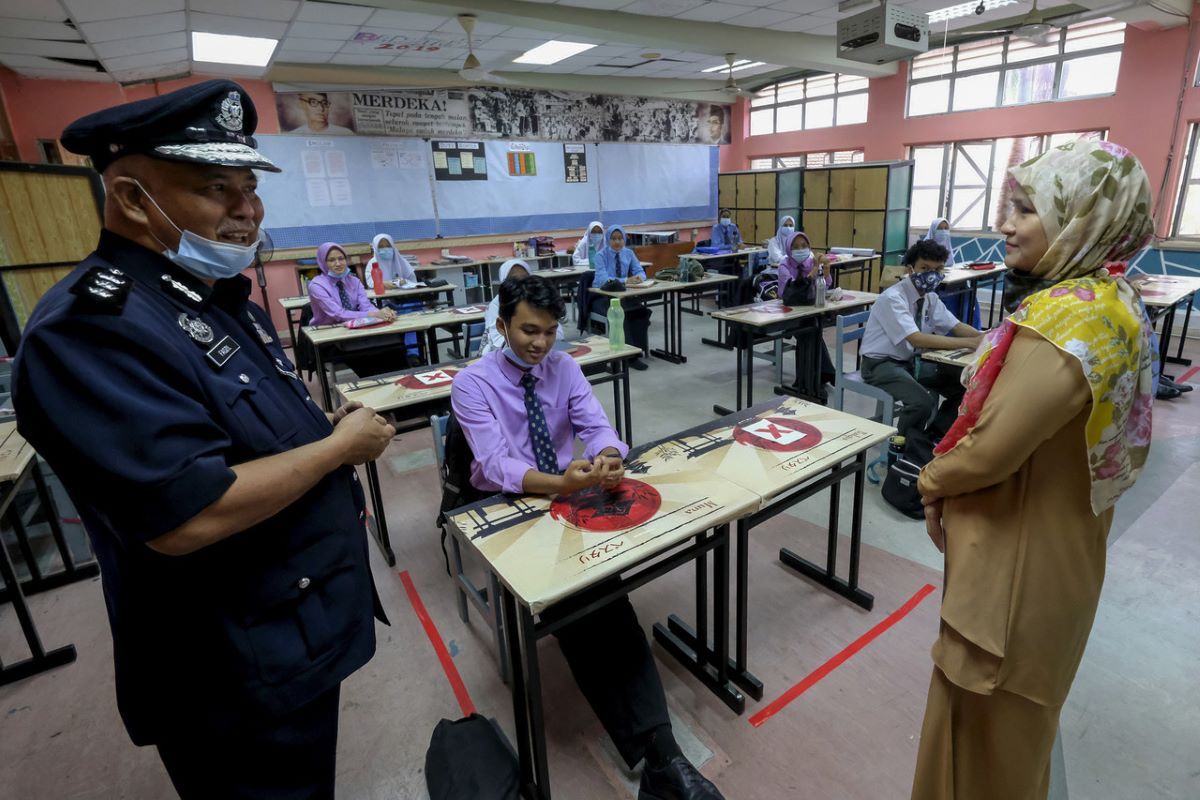 Police monitor SOP compliance at 11 schools in Putrajaya