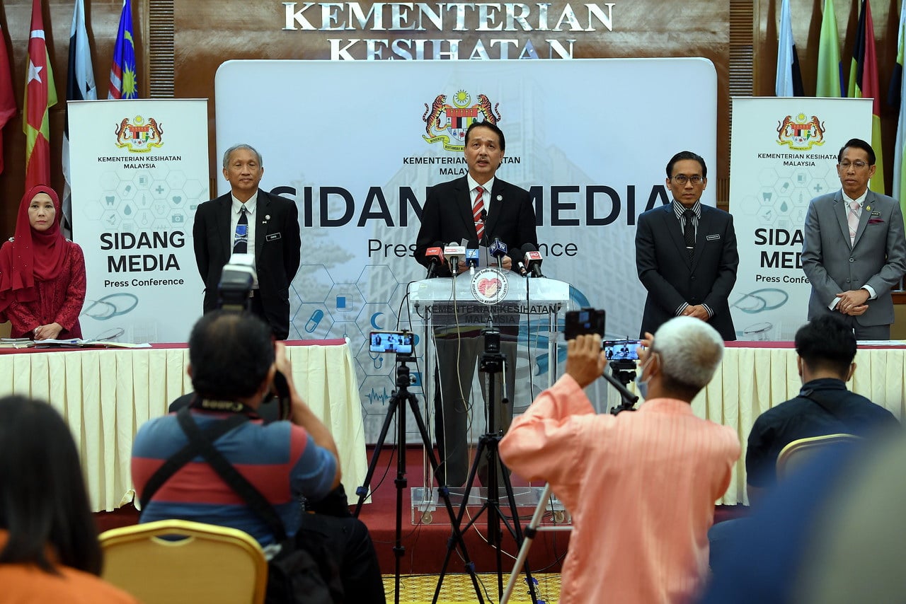 Covid-19: Tukang gunting rambut positif, 40 kontak rapat dikenal pasti