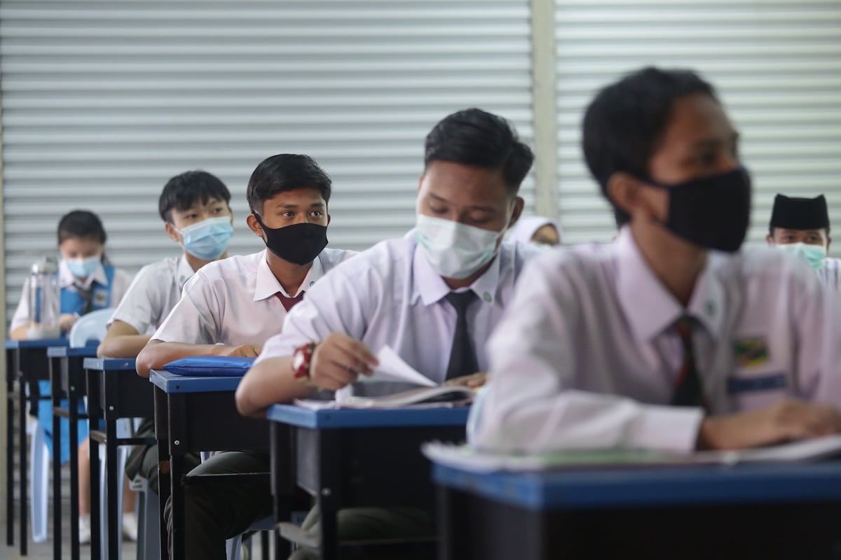 Pelajar B40 bakal terima pelitup muka guna semula