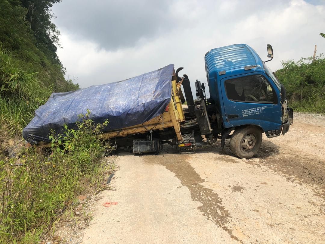 Panik nampak penguat kuasa, lori buang sampah haram terbabas