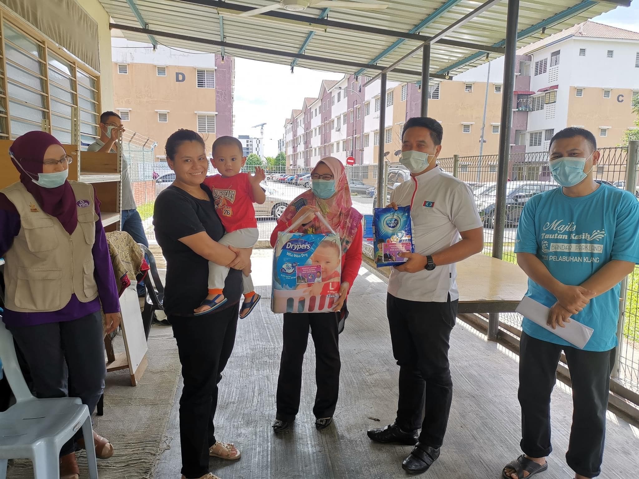 120 தாய்மார்களுக்கு பெம்பர்ஸ் மற்றும் பால்மாவு உதவி வழங்கப்பட்டது- அஸ்மிஸாம்