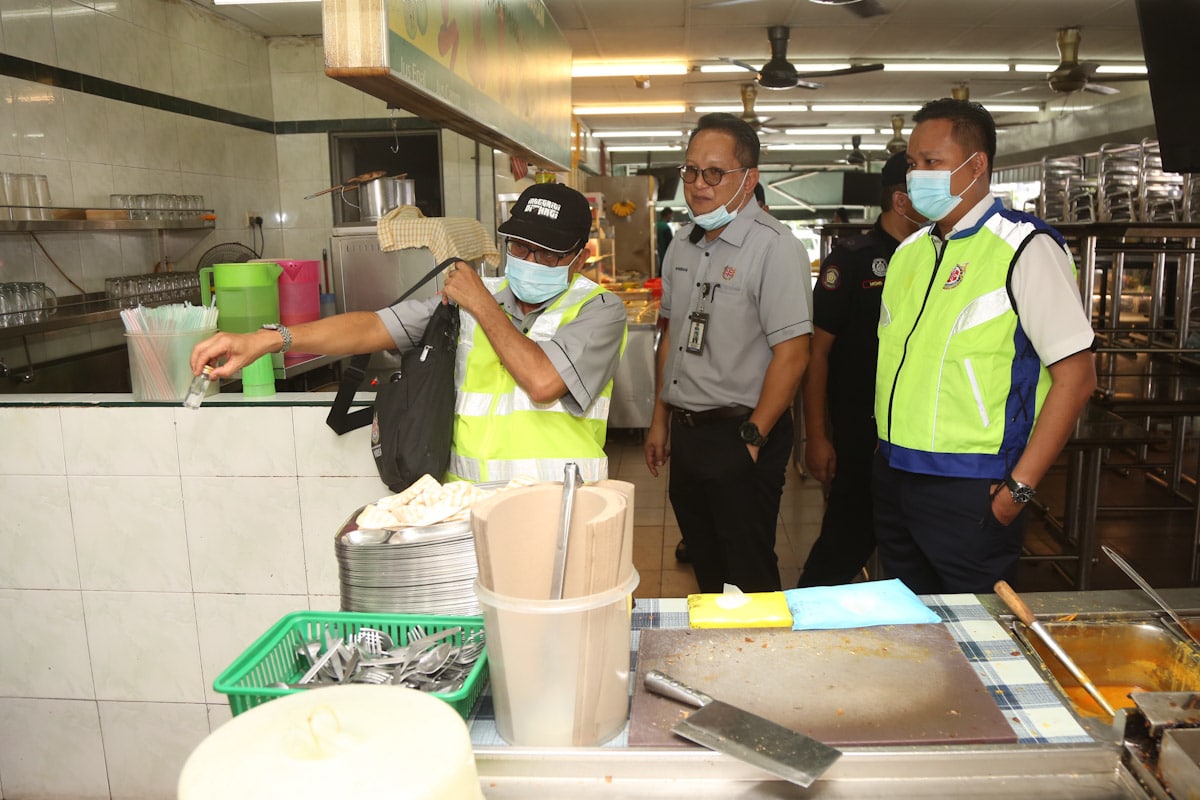 Peniaga digesa tegas tegur pengunjung patuhi SOP