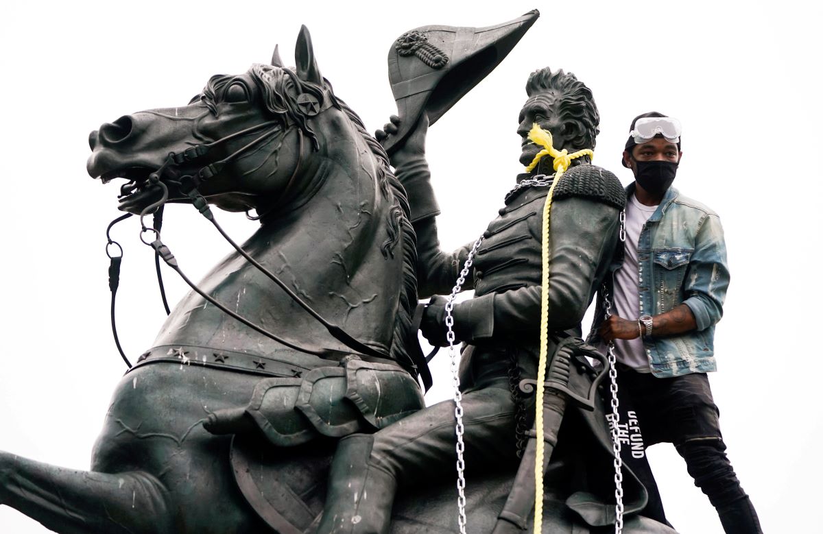 Trump warns protestors defacing statues to face up to 10 years in prison