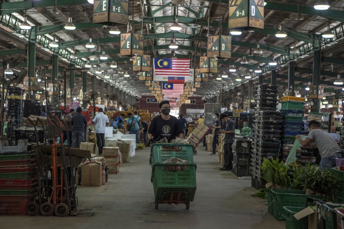 Nearly 700 goods seized from foreign traders at KL Wholesale Market last year