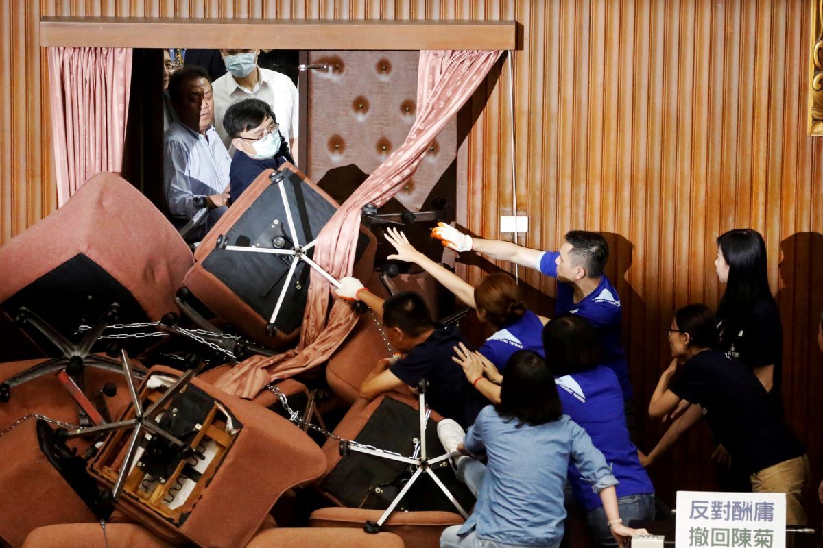 Fighting in Taiwan parliament after opposition occupies chamber