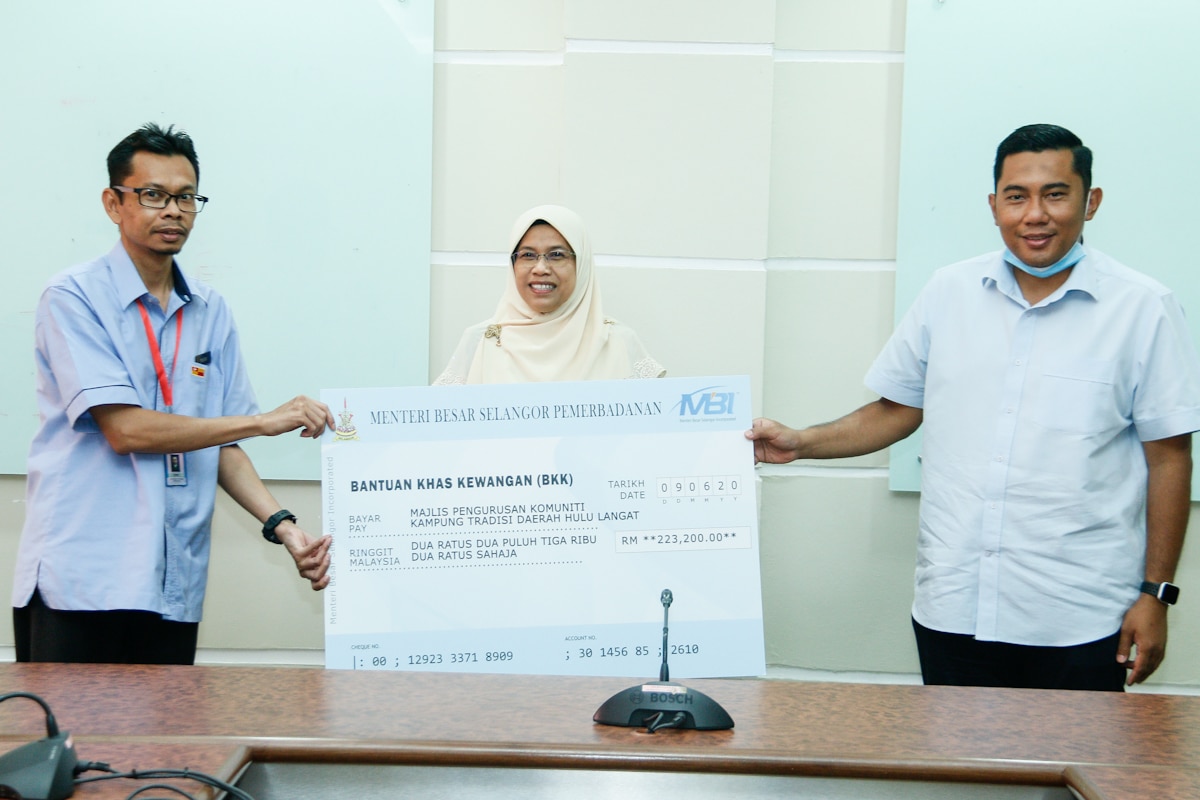 MPKK Hulu Langat terima bantuan Aidilfitri Kerajaan Negeri
