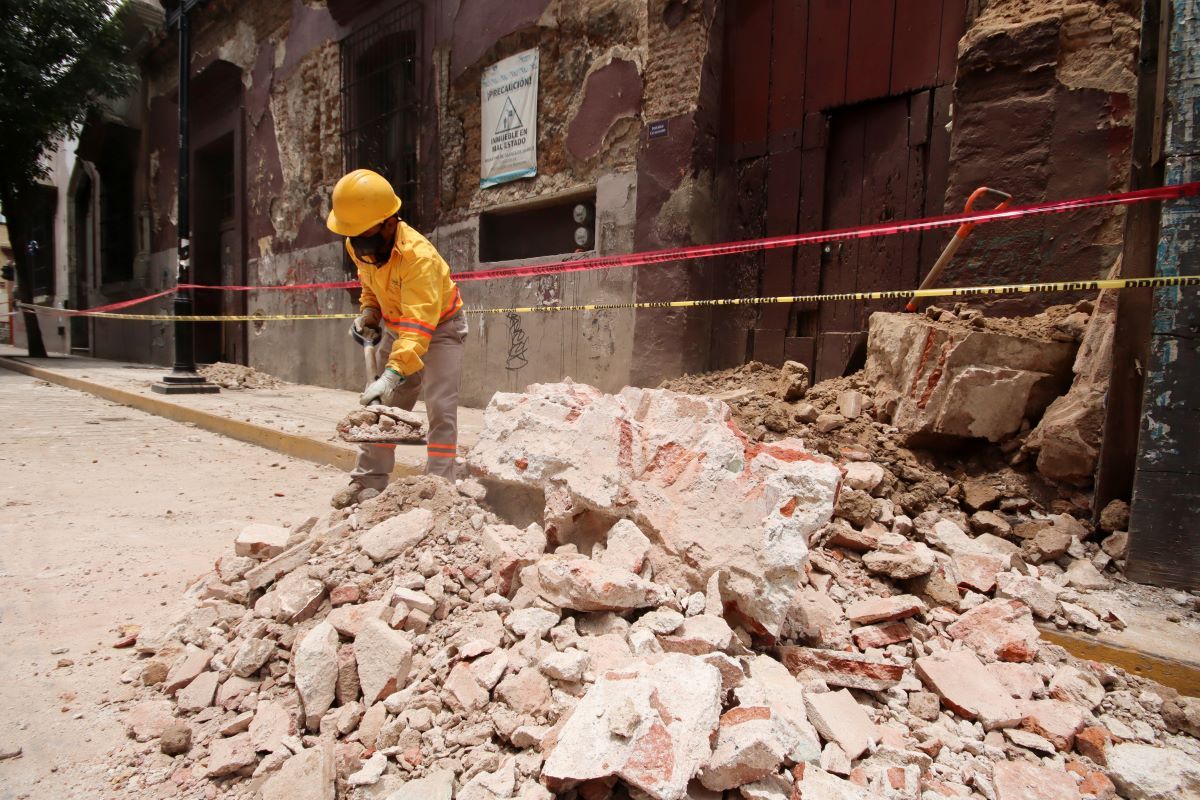 Major quake shakes southern Mexico, at least six killed