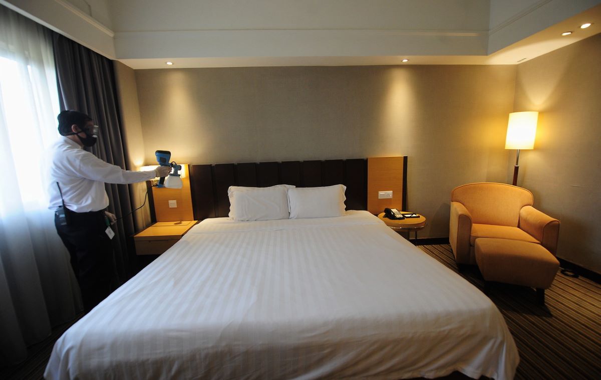 Charge hotel room rate in US dollar to reduce price competition with luxury hotels