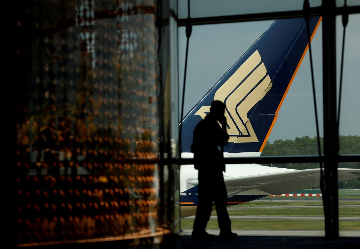 Singapore Airlines flags slow recovery in 2021, sees operating first quarter loss