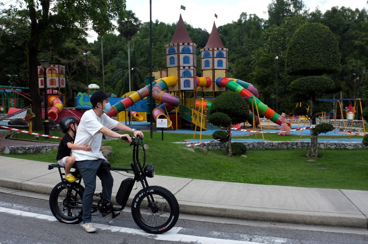 Local authorities enforce smoking and drinking ban in playgrounds, recreational parks