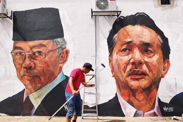Mural Agong, 'jeneral perang' Covid-19 warnai belakang gerai mamak