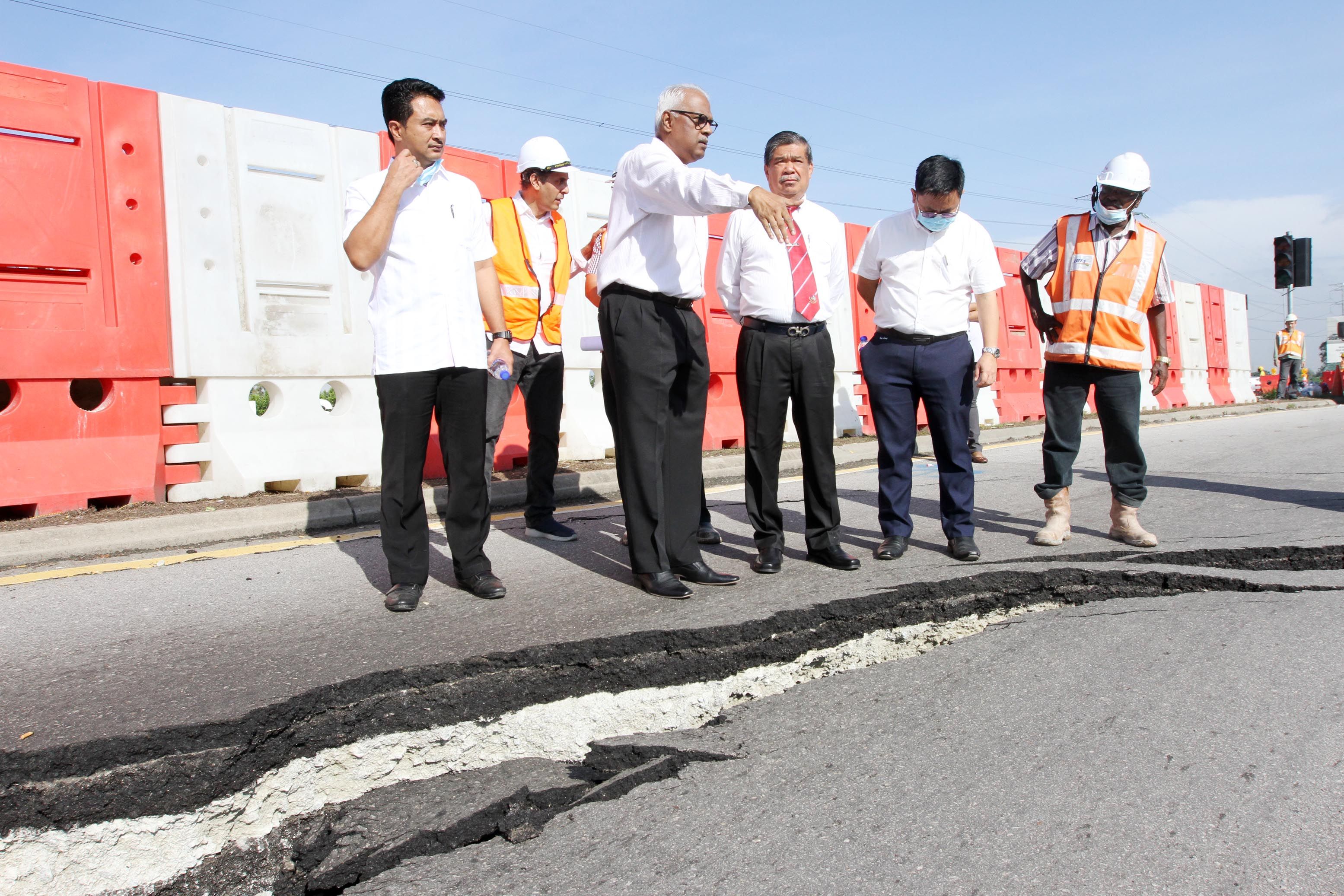 巴生路陷殃及运输网络 议员促政府速解救