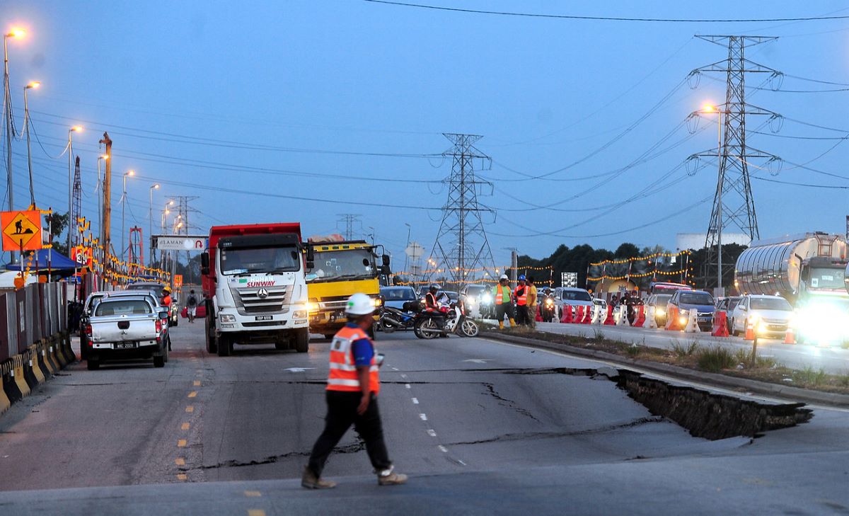 Jalan Klang-Banting closed due to soil erosion, sedimentation