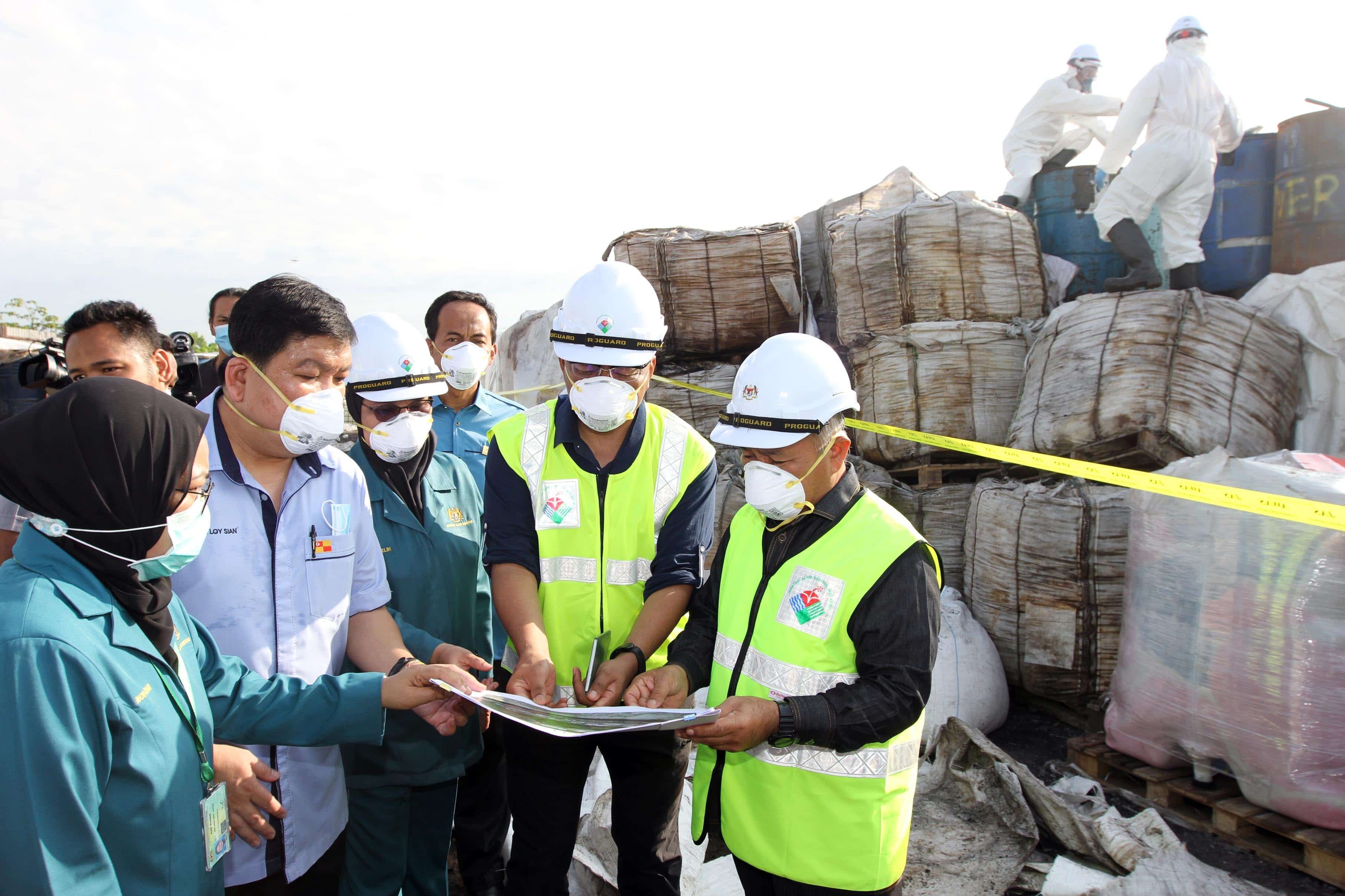 堆积上千油桶及化学废料  2农业地沦废料垃圾场