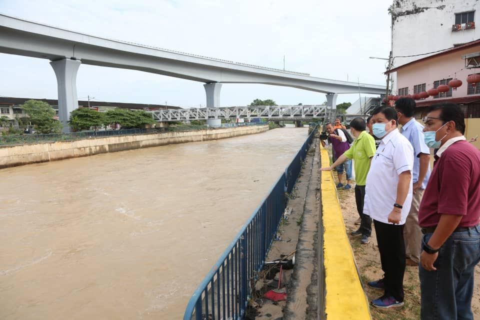 许来贤：每户获500援金  雪州拨200万助水灾灾黎