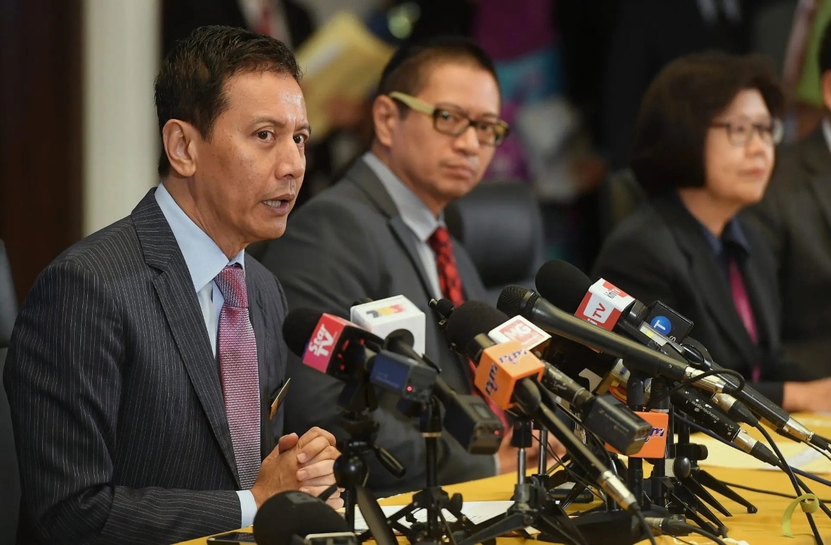 Azhar resigns, Azmi assumes duty of EC chairman