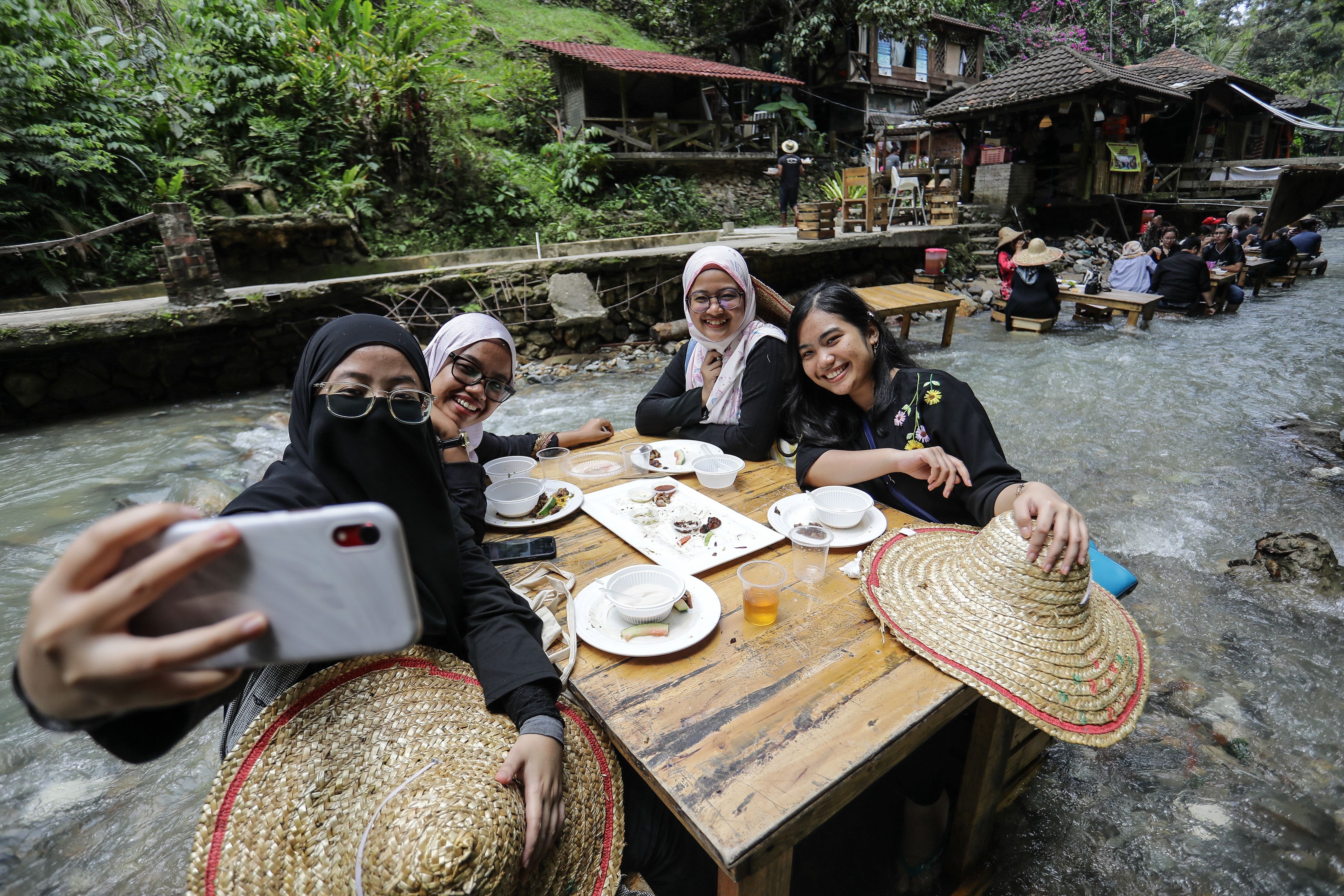 Rasai suasana unik makan dalam sungai