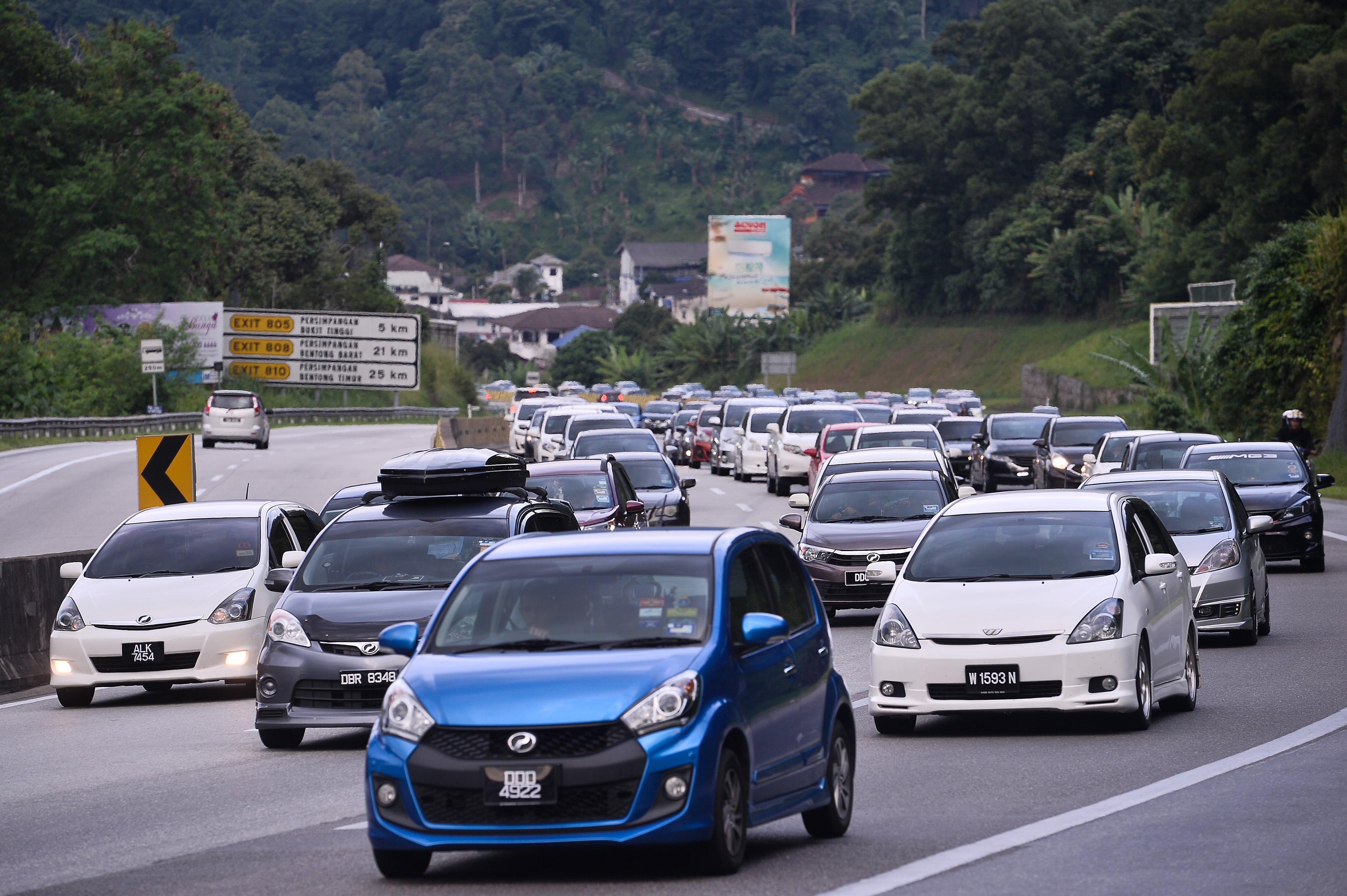Aliran trafik di beberapa lebuh raya utama perlahan malam ini