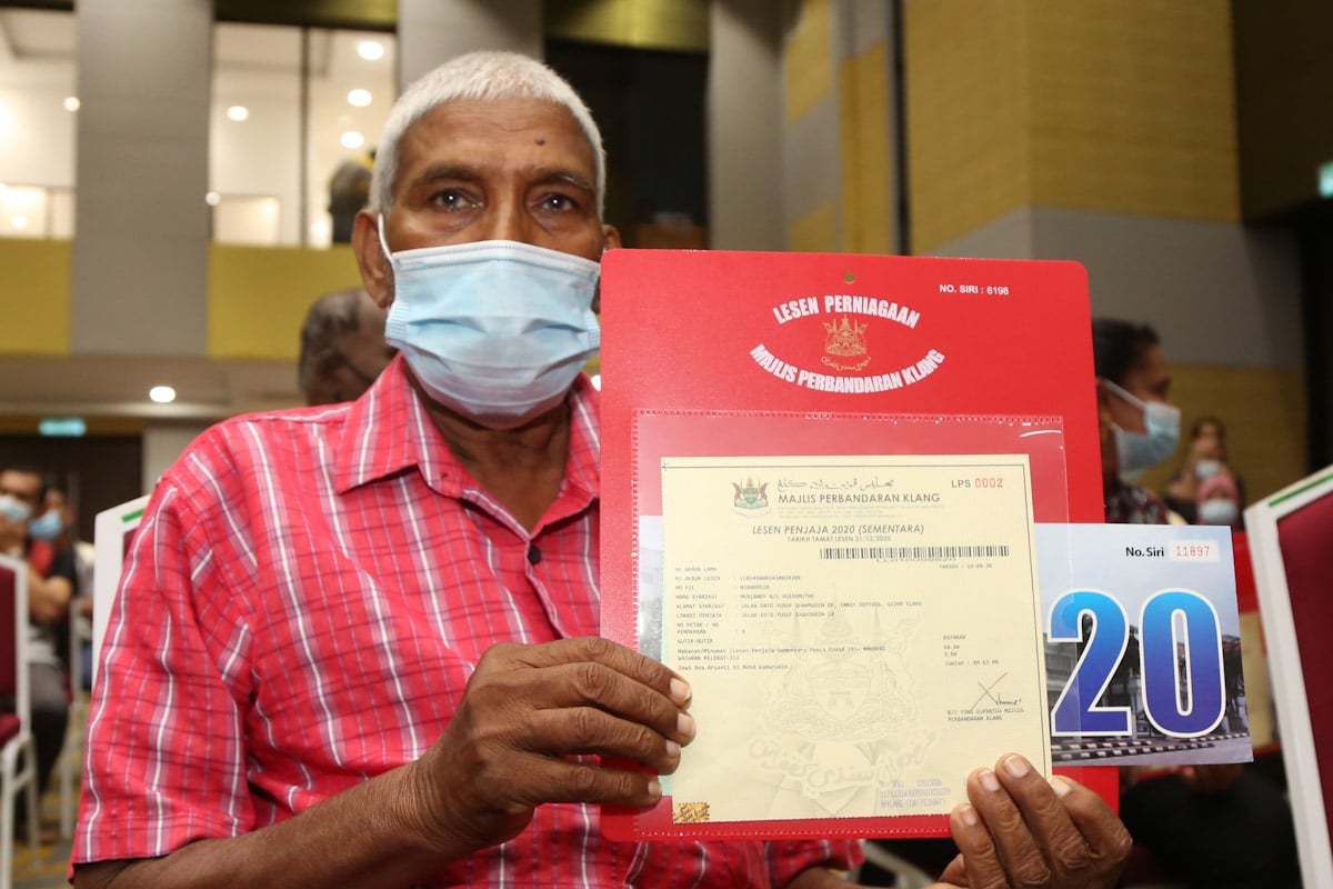 Warga emas lega MPK beri lesen sementara jual rojak