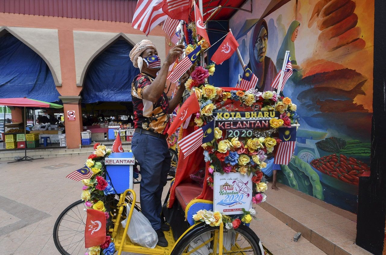 Warga emas belanja wang BPN hias beca dengan Jalur Gemilang