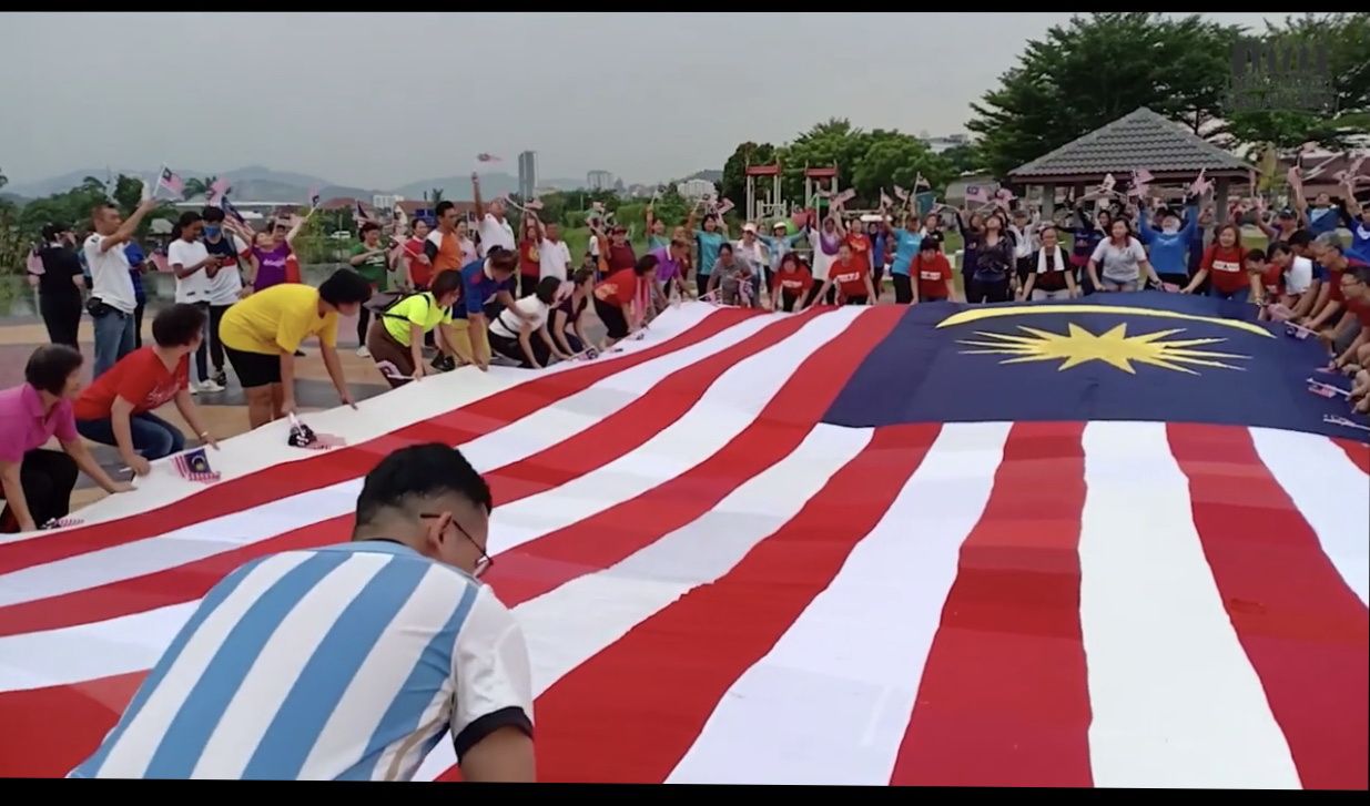 Penduduk Balakong sumbang 500 baju terpakai, hasil Jalur Gemilang gergasi