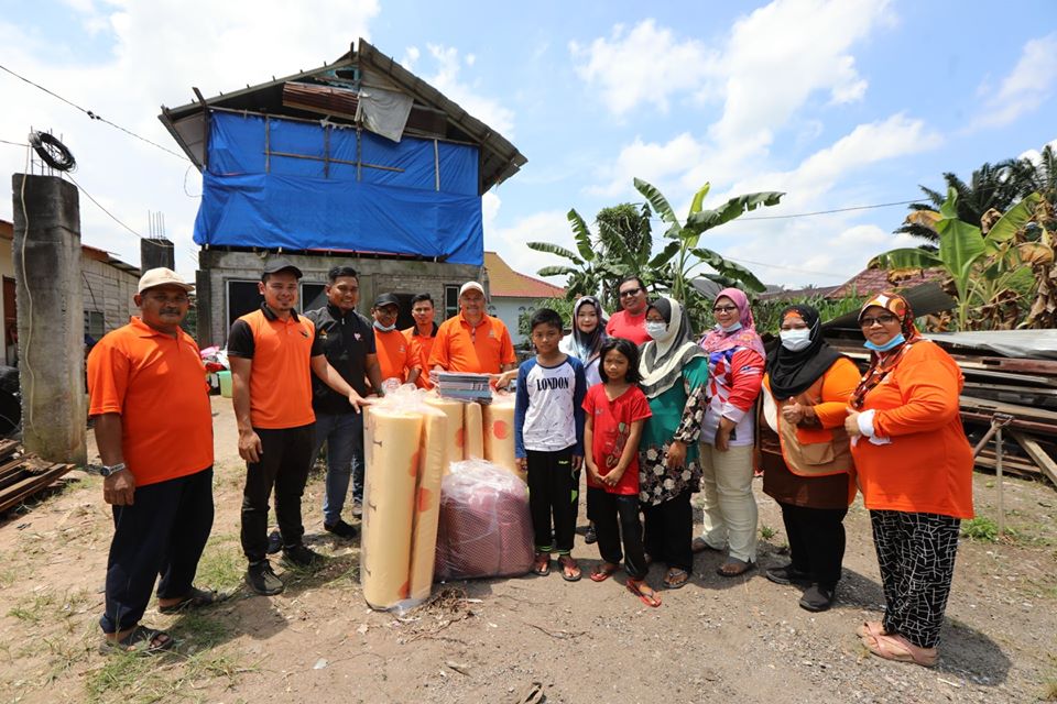 ADN sumbang RM15,000 bantu baik pulih rumah usang