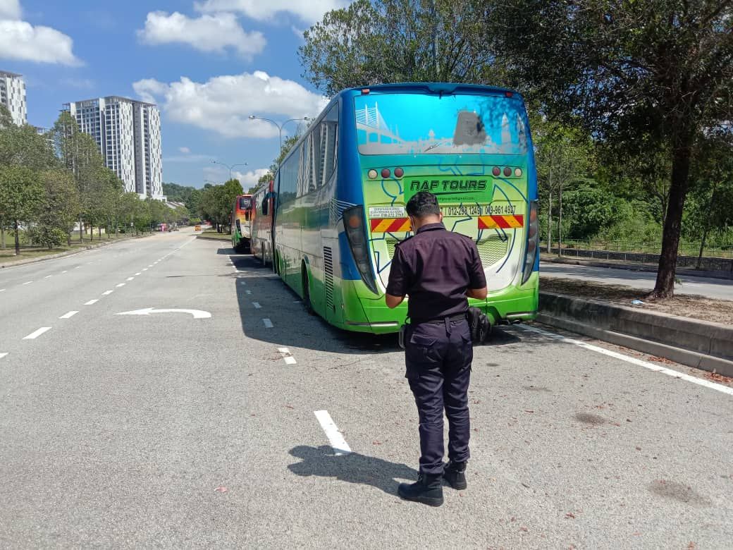 梳邦市会大取缔  重型车辆乱泊，捉！ 