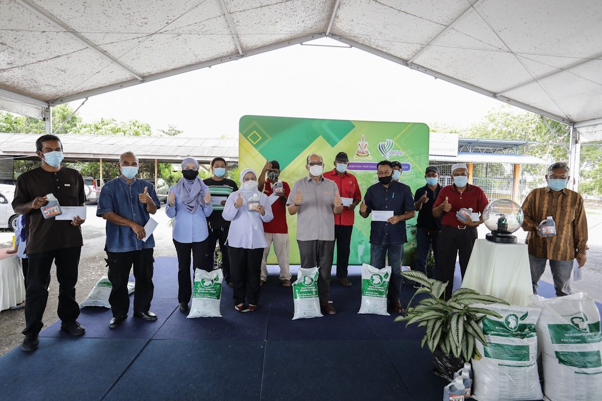 540 petani terima 1,600 beg baja kompos