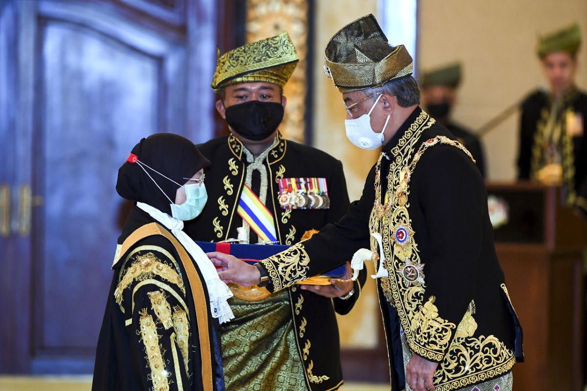 King confers ‘Tun” title to Tengku Maimun, Arshad Ayub