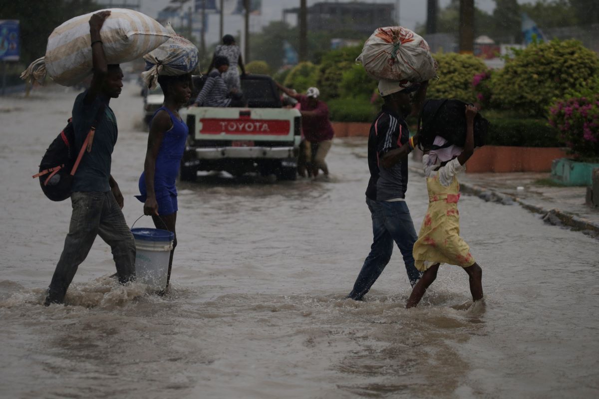 Thousands evacuate as duelling storms take aim at US Gulf Coast