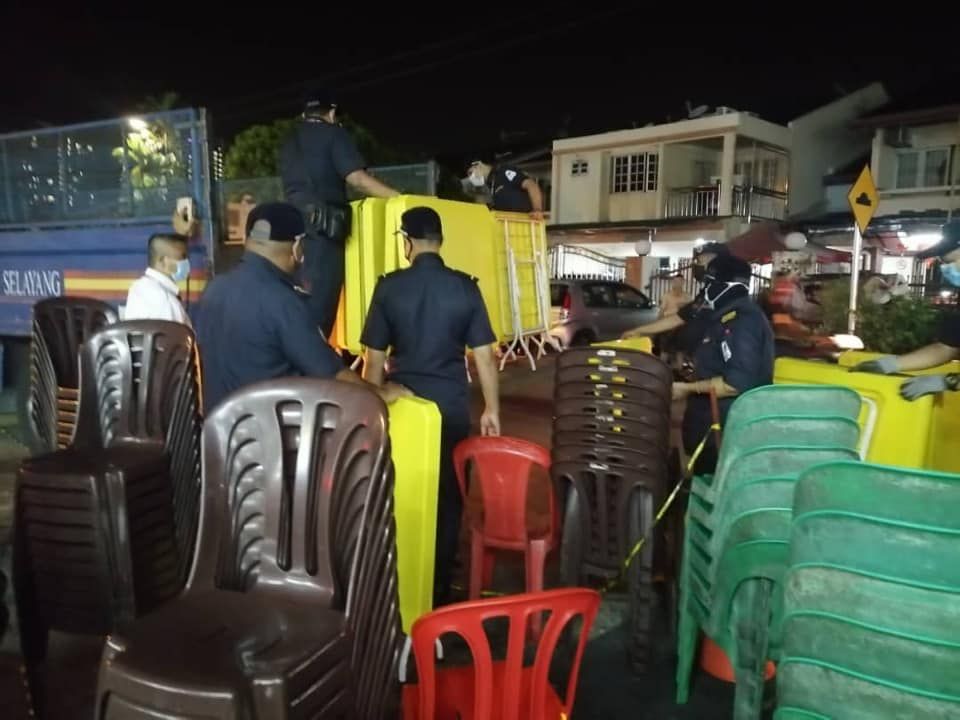 Halang lalu lintas, MPS sita kerusi dan meja di parkir