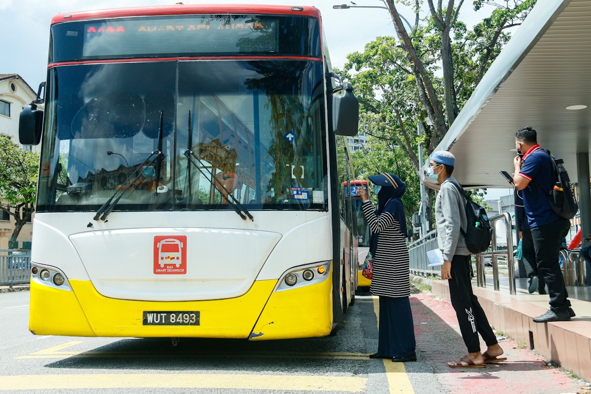 Covid-19: Orang ramai digalak pakai pelitup muka dalam pengangkutan awam