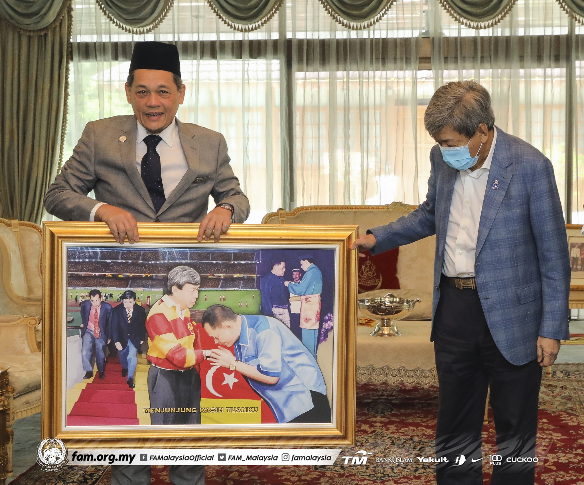 Sultan Selangor, presiden FAM bincang isu bola sepak negara