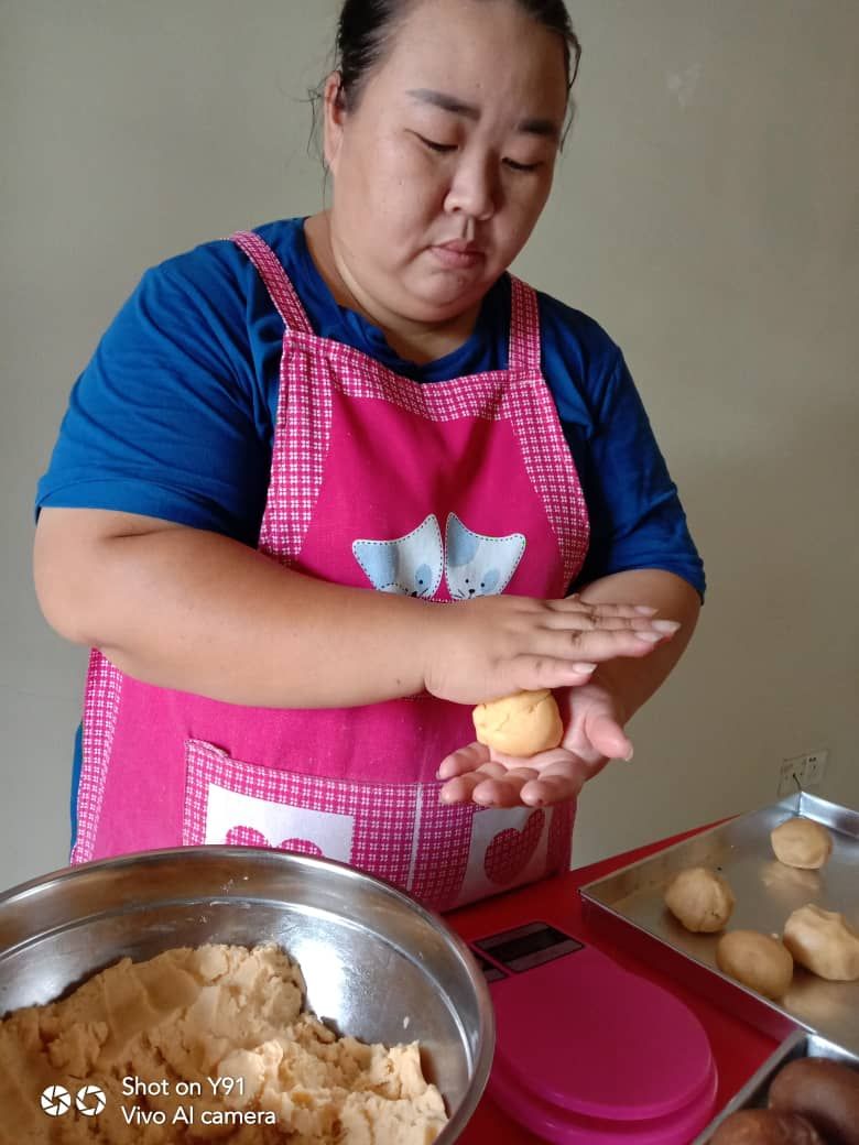 中秋节特稿：网售创意月饼  靠双手闯出一片天