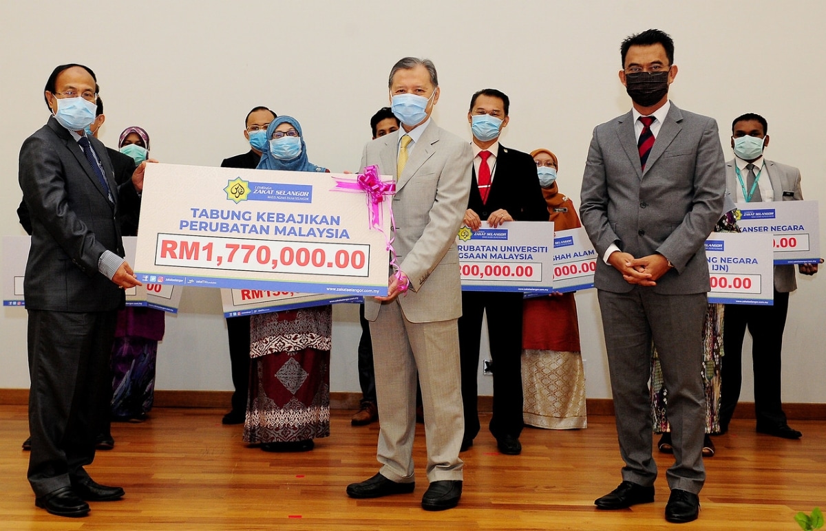 LZS distributes RM1.8 mln to 17 hospitals to help asnaf