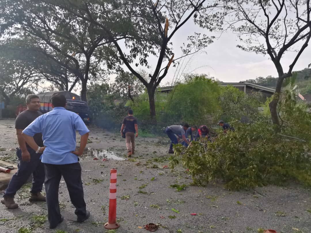 JPBD Sepang bertindak segera bersih, baik pulih kawasan terjejas ribut