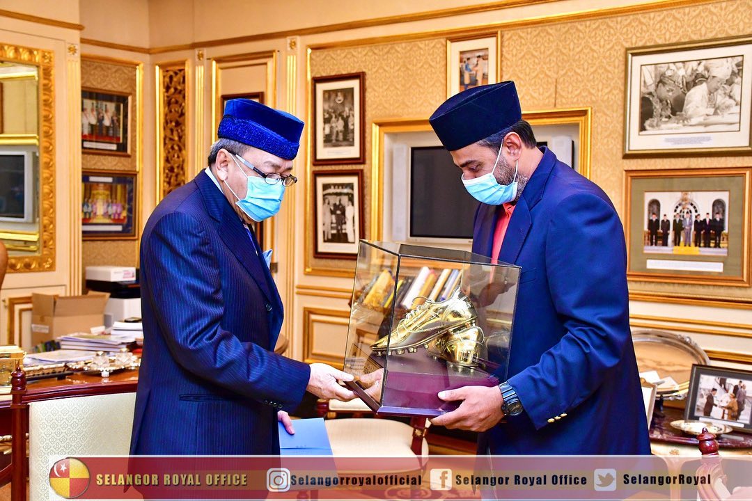 Sultan Selangor berkenan beli Kasut Emas Khalid Jamlus