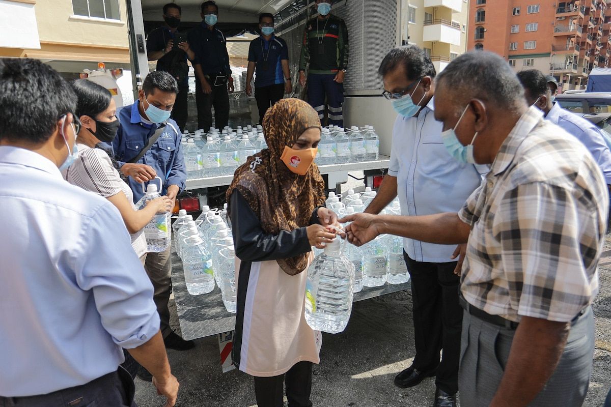 Isteri MB serah bantuan air, makanan asas di Pangsapuri Golden Villa