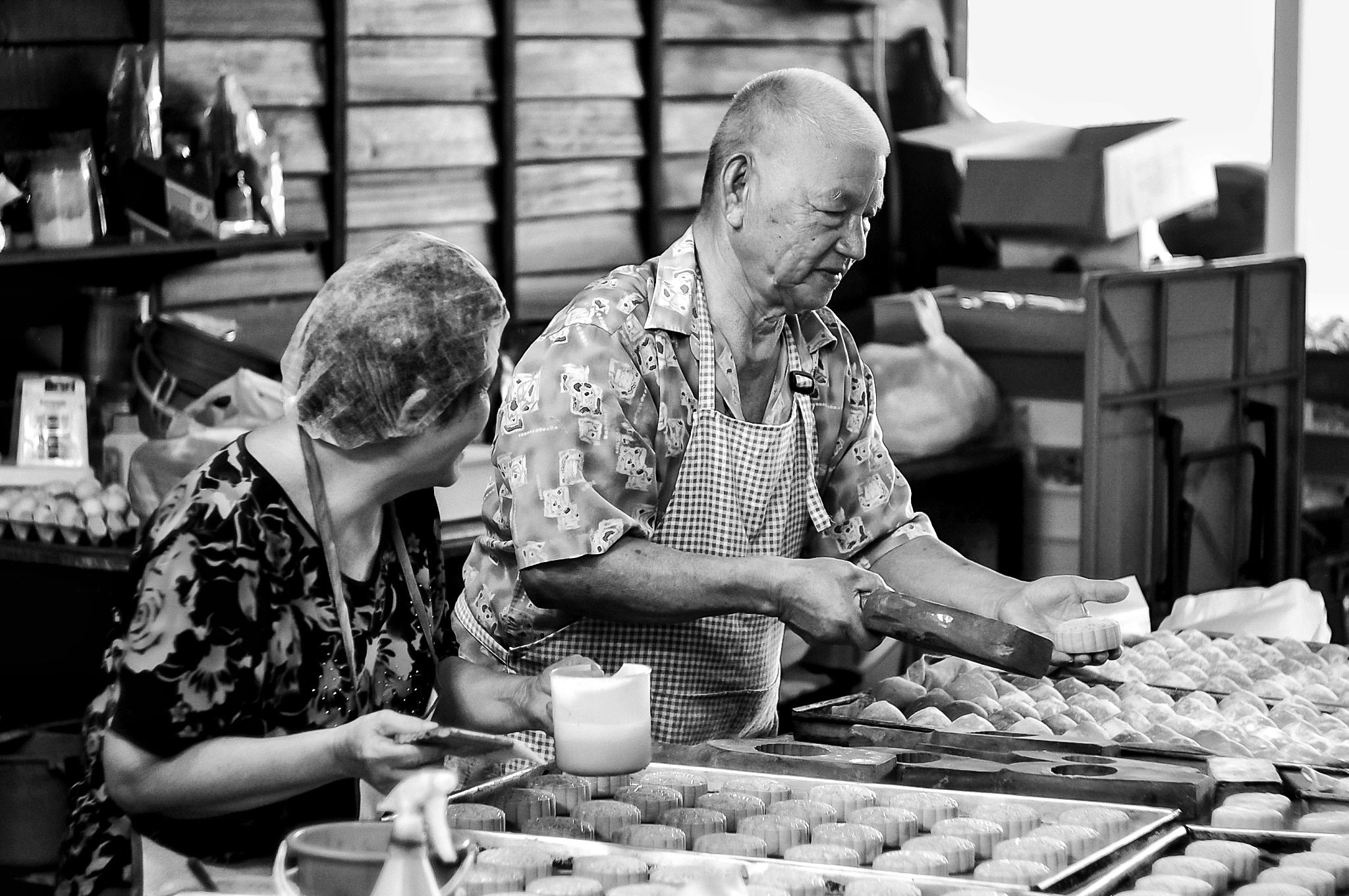 中秋节特稿：40年来用心制作  传统月饼吃出暖滋味