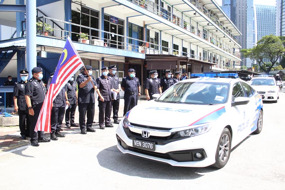 Pasangan kekasih, adik ditahan larikan MPV polis