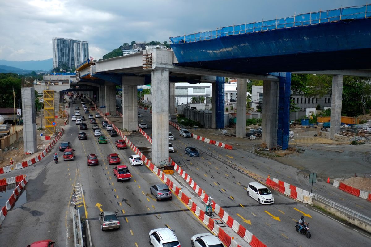 Car roof crushed by crane, not related to SUKE construction site works  