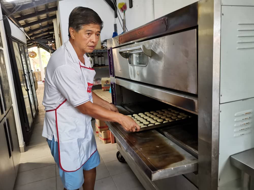 黄思汉搜罗非一般月饼  送礼兼推动新村经济